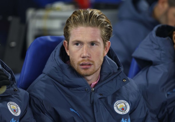 BRIGHTON, ENGLAND - NOVEMBER 9: Kevin De Bruyne of Manchester City watches from the substitutes bench during the Premier League match between Brighton & Hove Albion FC and Manchester City FC at Amex Stadium on November 9, 2024 in Brighton, England. (Photo by Crystal Pix/MB Media/Getty Images)