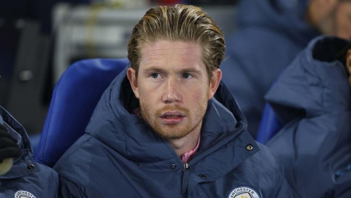 BRIGHTON, ENGLAND - NOVEMBER 9: Kevin De Bruyne of Manchester City watches from the substitutes bench during the Premier League match between Brighton & Hove Albion FC and Manchester City FC at Amex Stadium on November 9, 2024 in Brighton, England. (Photo by Crystal Pix/MB Media/Getty Images)