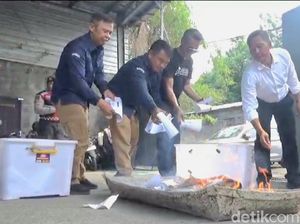 KPU Gianyar Bakar 4.725 Surat Suara Rusak Jelang Coblosan KPU Gianyar Bakar 4.725 Surat Suara Rusak Jelang Coblosan