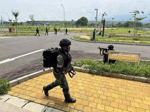 TNI AU Bebaskan Bandara Dhoho yang Dikuasai Teroris TNI AU Bebaskan Bandara Dhoho yang Dikuasai Teroris