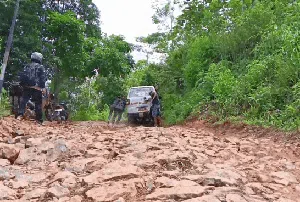Perjuangan Mengantar Logistik Pilkada ke Kampung Adat di Sukabumi Perjuangan Mengantar Logistik Pilkada ke Kampung Adat di Sukabumi