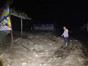 Longsor Tutupi Badan Jalan di Karo, Lalin Sempat Terhenti Longsor Tutupi Badan Jalan di Karo, Lalin Sempat Terhenti