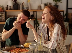 Makan Bareng Keluarga, Pacar Wanita Ini Hina Masakan Ibu