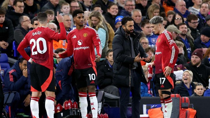IPSWICH, ENGLAND - NOVEMBER 24: Ruben Amorim, Head Coach of Manchester United, interacts with Alejandro Garnacho of Manchester United as team mates Marcus Rashford and Diogo Dalot look on during the Premier League match between Ipswich Town FC and Manchester United FC at Portman Road on November 24, 2024 in Ipswich, England. (Photo by Richard Pelham/Getty Images)