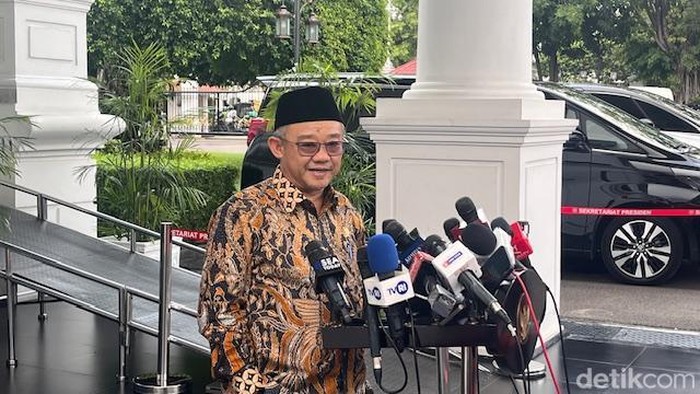 Mendikdasmen Abdul Muti membicarakan khusus soal Penerimaan Peserta Didik Baru (PPDB) tata cara zonasi atau PPDB zonasi bareng Presiden Prabowo Subianto di Istana Negara. (Eva/detikcom) Mendikdasmen Abdul Muti membicarakan khusus soal Penerimaan Peserta Didik Baru (PPDB) tata cara zonasi atau PPDB zonasi bareng Presiden Prabowo Subianto di Istana Negara. (Eva/detikcom)