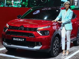 Merah Merona Citroen Basalt di GJAW 2024 Merah Merona Citroen Basalt di GJAW 2024