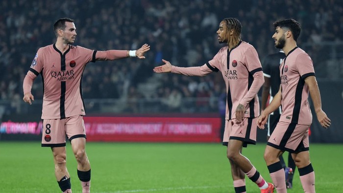 Paris Saint-Germain Soccer Football - Ligue 1 - Angers v Paris St Germain - Stade Raymond Kopa, Angers, France - November 9, 2024 Paris St Germain's Bradley Barcola celebrates scoring their fourth goal with Fabian Ruiz REUTERS/Manon Cruz