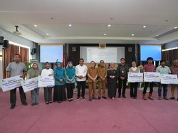 Dukung Budidaya Pisang Cavendish, PJ Gubernur Sulbar Salurkan KUR ke Petani