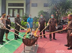 Kejari Karangasem Musnahkan Ratusan Ratusan Barang Bukti Kejahatan