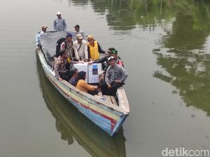 Perahu Antar Logistik Pilkada ke 3 Daerah Terpencil di Sidoarjo Perahu Antar Logistik Pilkada ke 3 Daerah Terpencil di Sidoarjo