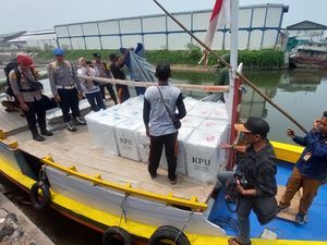 Puluhan Personel Kirim Logistik Pilkada ke Pulau Gili Ketapang Probolinggo Puluhan Personel Kirim Logistik Pilkada ke Pulau Gili Ketapang Probolinggo