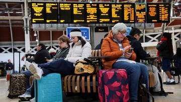 Penumpang Kereta di London Terlantar Saat Badai Bert Menerjang Inggris