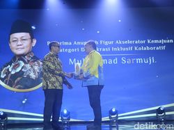 Sarmuji Sabet Anugerah Figur Akselerator Kemajuan detikJatim Awards 2024