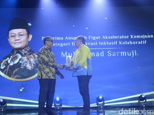 Sarmuji Sabet Anugerah Figur Akselerator Kemajuan detikJatim Awards 2024