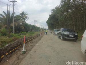 Jalan Rusak yang Didemo Warga Dekat Pintu Tol Kisaran Mulai Diperbaiki