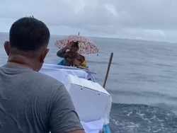 Naik Perahu Nelayan, Polisi di Nisel Hadapi Badai saat Kawal Kotak Suara