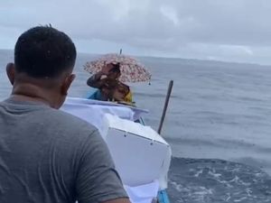 Naik Perahu Nelayan, Polisi di Nisel Hadapi Badai saat Kawal Kotak Suara Naik Perahu Nelayan, Polisi di Nisel Hadapi Badai saat Kawal Kotak Suara