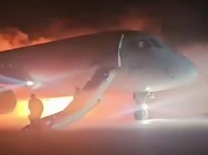 Pesawat Maskapai Rusia Terbakar Parah di Turki Pesawat Maskapai Rusia Terbakar Parah di Turki