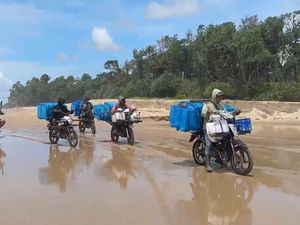 Distribusi Logistik Pilkada Menembus Pelosok, Lewati Gunung-Laut 6 Jam Distribusi Logistik Pilkada Menembus Pelosok, Lewati Gunung-Laut 6 Jam
