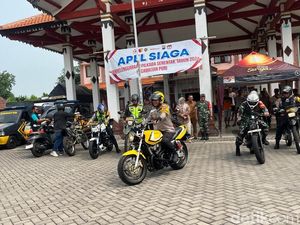 Patroli Bermotor, Polisi-TNI Cek Distribusi Logistik Pilkada 2024 Mojokerto
