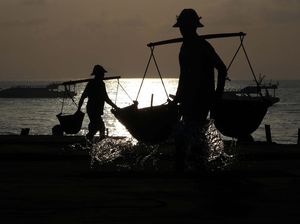 Mengecap Gurihnya Garam Khas Pantai Kusamba Bali