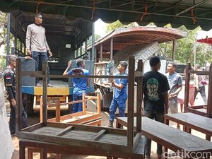 Menengok Distribusi Logistik Pilkada di Zona Rawan Erupsi Lewotobi Laki-laki Menengok Distribusi Logistik Pilkada di Zona Rawan Erupsi Lewotobi Laki-laki