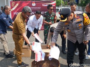 KPU Purwakarta Bakar 1.011 Surat Suara Rusak dan Lebihan KPU Purwakarta Bakar 1.011 Surat Suara Rusak dan Lebihan