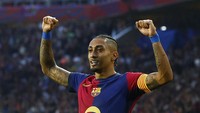 Raphinha (Barcelona). Torehan 34 gol dan 22 assist-nya pada musim lalu menempatkan namanya di lima besar favorit Ballon dOr 2025. Foto: REUTERS/Albert Gea