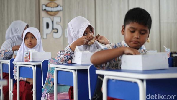 Senangnya Anak-anak Dapat Makan Siang Bergizi