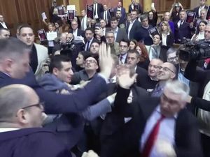 Video: Adu Jotos di Parlemen Serbia saat Bahas Tragedi Atap Stasiun KA Ambruk Video: Adu Jotos di Parlemen Serbia saat Bahas Tragedi Atap Stasiun KA Ambruk