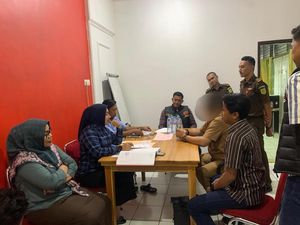 Kejari Bone Terima Tahap II Kasus Camat Dua Boccoe Tersangka Pidana Pemilu Kejari Bone Terima Tahap II Kasus Camat Dua Boccoe Tersangka Pidana Pemilu