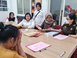 Tangis Baby Sitter Cekoki Balita Obat Penggemuk Saat Dilimpahkan ke Jaksa Tangis Baby Sitter Cekoki Balita Obat Penggemuk Saat Dilimpahkan ke Jaksa