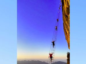 Yang Viral di China, Liburan Naik Tangga ke Langit Yang Viral di China, Liburan Naik Tangga ke Langit