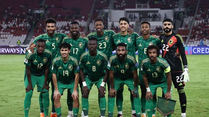 Timnas Arab Saudi JAKARTA, INDONESIA - NOVEMBER 19: Saudi Arabia team poses during the FIFA World Cup Asian 3rd Qualifier Group C match between Indonesia and Saudi Arabia at Gelora Bung Karno Stadium on November 19, 2024 in Jakarta, Indonesia. (Photo by Robertus Pudyanto/Getty Images)