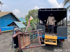 Polairud Angkut Perlengkapan untuk TPS di Pengungsian Lewotobi