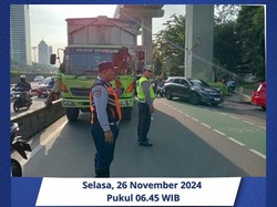 Truk Gangguan di Jl Gatsu Arah Kuningan, Lalin Macet