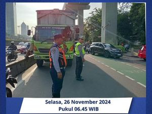 Truk Gangguan di Jl Gatsu Arah Kuningan, Lalin Macet Truk Gangguan di Jl Gatsu Arah Kuningan, Lalin Macet