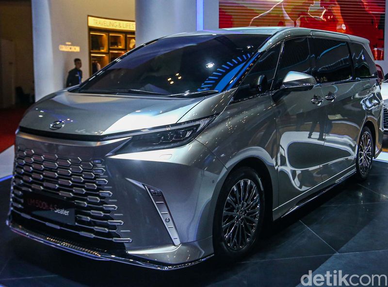 Pada ajang Gaikindo Jakarta Autoweek (GJAW) 2024, Lexus kembali mendatangkan varian gres lewat peluncuran Lexus LM 500h. Mobil itu dilengkapi dengan powertrain Turbo Hybrid Electric.