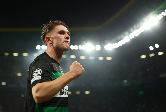 Soccer Football - Champions League - Sporting CP v Manchester City - Estadio Jose Alvalade, Lisbon, Portugal - November 5, 2024 Sporting CPs Viktor Gyokeres celebrates scoring their first goal Action Images via Reuters/Andrew Boyers