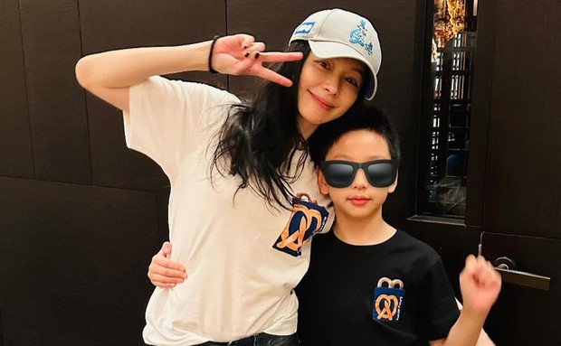 Vivian Hsu bersama putranya/Foto: Instagram @vivianhsu.ironv