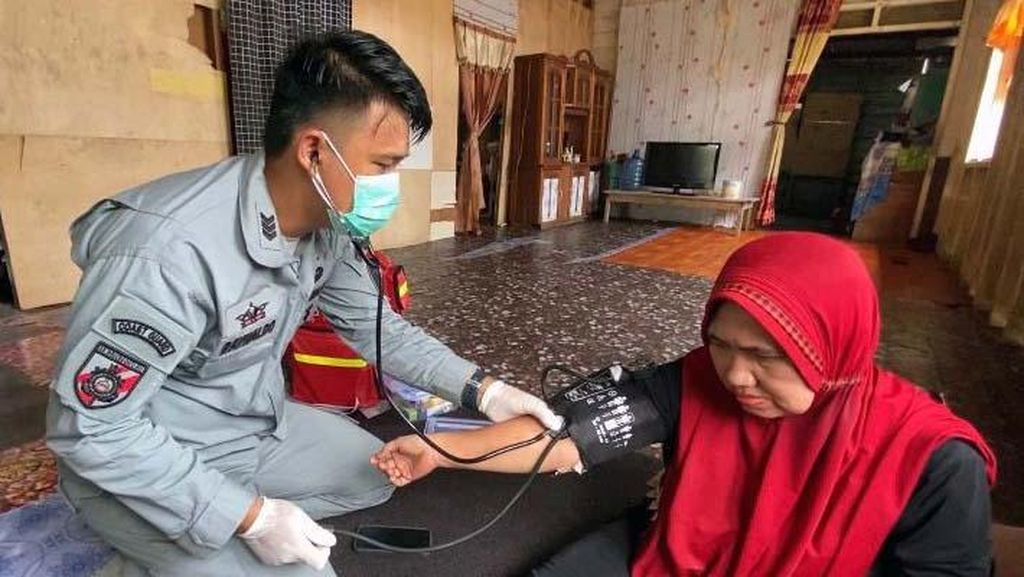 Warga Natuna Terima Layanan Kesehatan Warga Natuna Terima Layanan Kesehatan