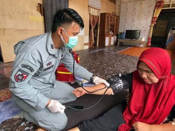 Warga Natuna Terima Layanan Kesehatan
