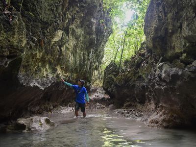 Wisata Menyusuri Gua di Pulau Maratua Kaltim