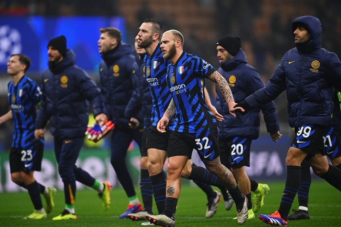 MILAN, ITALY - NOVEMBER 26: Players of FC Internazionale celebrate the victory after the UEFA Champions League 2024/25 League Phase MD5 match between FC Internazionale Milano and RB Leipzig at Stadio San Siro on November 26, 2024 in Milan, Italy. (Photo by Mattia Ozbot - Inter/Inter via Getty Images)