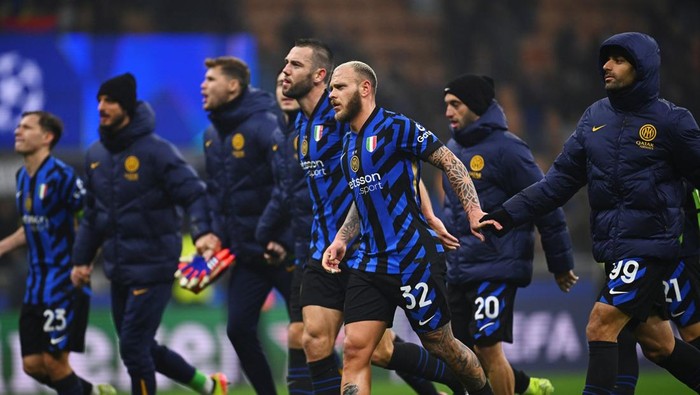 MILAN, ITALY - NOVEMBER 26: Players of FC Internazionale celebrate the victory after the UEFA Champions League 2024/25 League Phase MD5 match between FC Internazionale Milano and RB Leipzig at Stadio San Siro on November 26, 2024 in Milan, Italy. (Photo by Mattia Ozbot - Inter/Inter via Getty Images)
