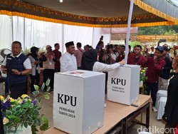 Naik Motor, Cak Fauzi Jadi Pemilih Pertama di TPS 01 Torbang Sumenep