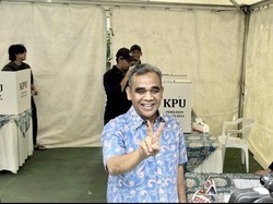 Ketua MPR Ahmad Muzani Pose 2 Jari Usai Nyoblos di Tangerang