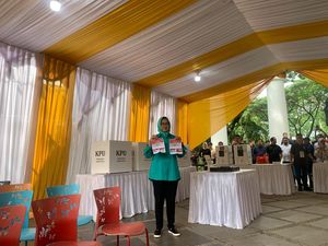 Usai Sungkem ke Ibunda, Airin Nyoblos Pilkada Banten di Serpong Utara
