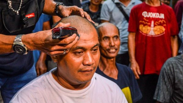 Aksi Relawan Dedi Mulyadi Cukur Rambut di Subang