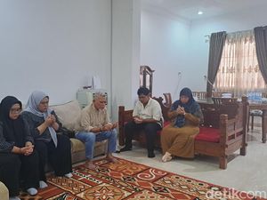 Amri Arsyid Minta Restu ke Ibunda, Ngaku Deg-degan Jelang Pencoblosan Amri Arsyid Minta Restu ke Ibunda, Ngaku Deg-degan Jelang Pencoblosan